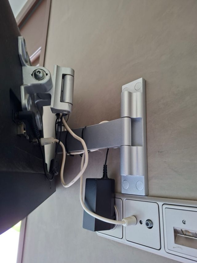 Televisor LG Negro y Plateado con brazo extensible