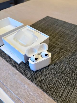 AirPods con estuche de carga Lightning