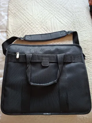 Maletín negro con asa y correa
