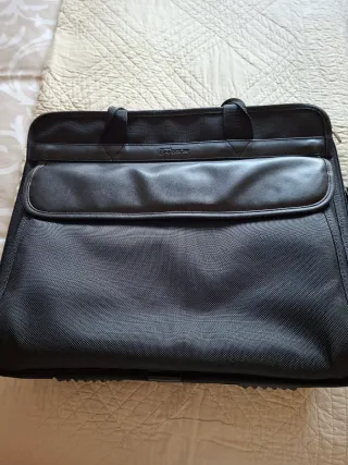 Maletín negro con asa y correa