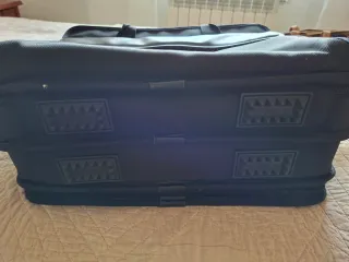 Maletín negro con asa y correa