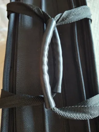 Maletín negro con asa y correa