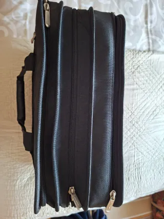 Maletín negro con asa y correa