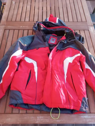 Chaqueta de esquí roja y gris