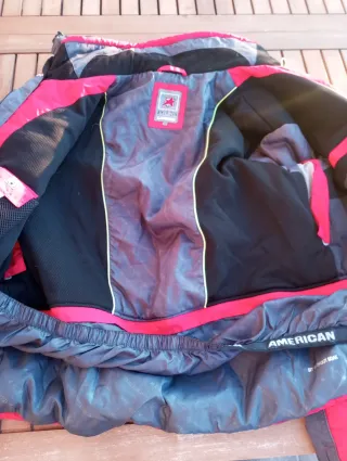 Chaqueta de esquí roja y gris