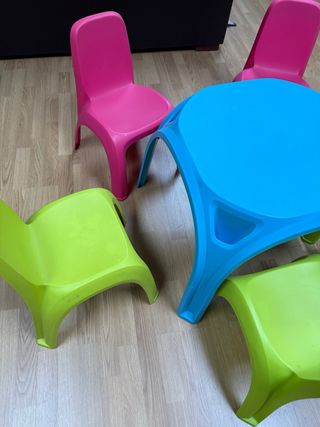 Mesa y 5 Sillas Infantiles