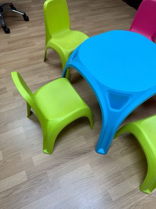 Mesa y 5 Sillas Infantiles