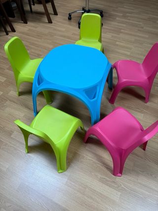 Mesa y 5 Sillas Infantiles