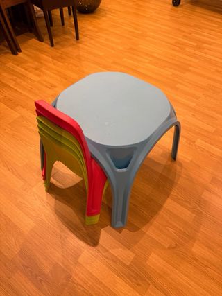 Mesa y 5 Sillas Infantiles