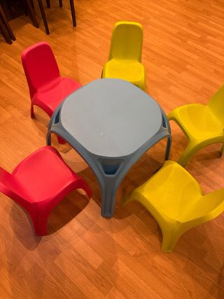 Mesa y 5 Sillas Infantiles