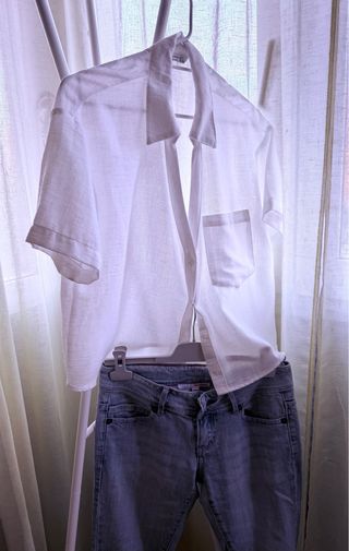 Blusa blanca y vaqueros azules