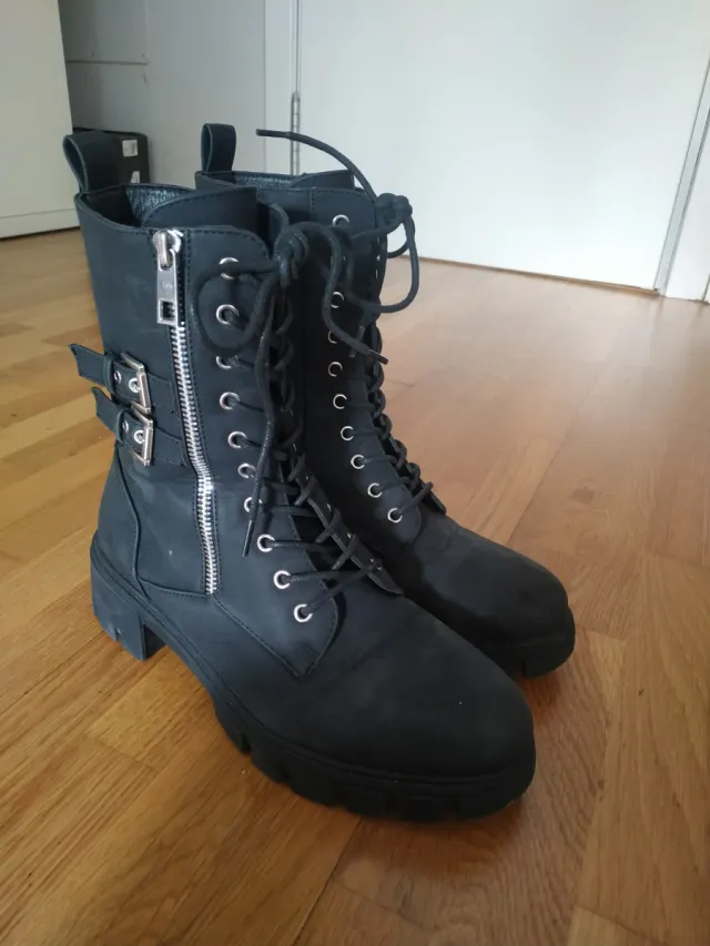 Botas negras con cremallera y cordones