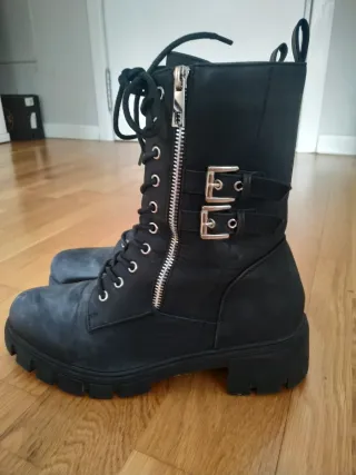 Botas negras con cremallera y cordones