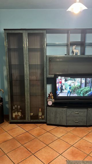 Mobile soggiorno con vetrina e TV