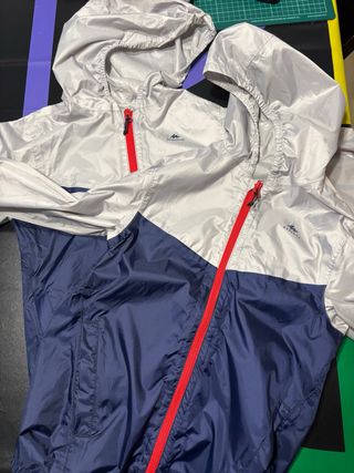 Chubasquero Quechua Azul y Plateado talla 10-11