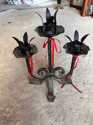 Candelabro de metal negro