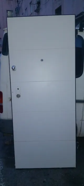 Puerta principal blanca