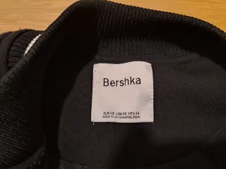 Felpa Bershka Groovy Babe Nera e Bianca