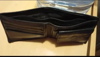 Cartera de piel negra