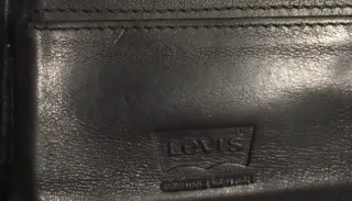 Cartera de piel negra