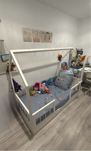 Cama casita infantil y armario