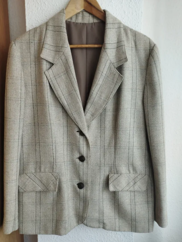 Americana de paño beige. Hecha a medida por sastre