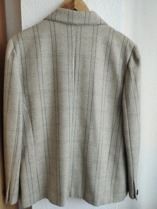 Americana de paño beige. Hecha a medida por sastre