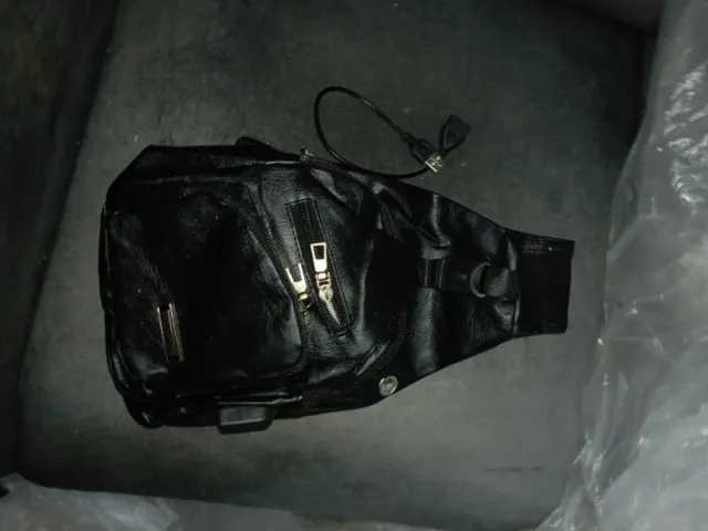 Bolso bandolera negro con USB