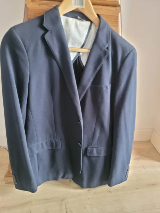 Chaqueta azul marino (en la foto parce más clara)