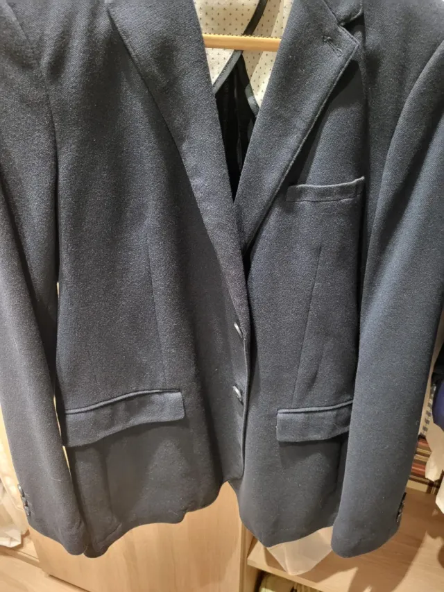 Chaqueta azul marino (en la foto parce más clara)