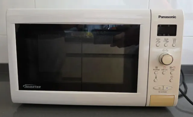 Microondas Panasonic con Grill NN-GD358W