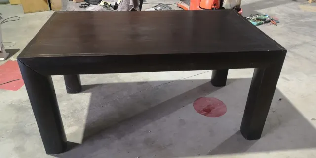 Mesa de madera oscura