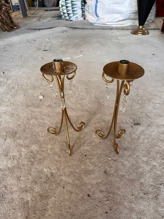 Candelabros dorados con cristales