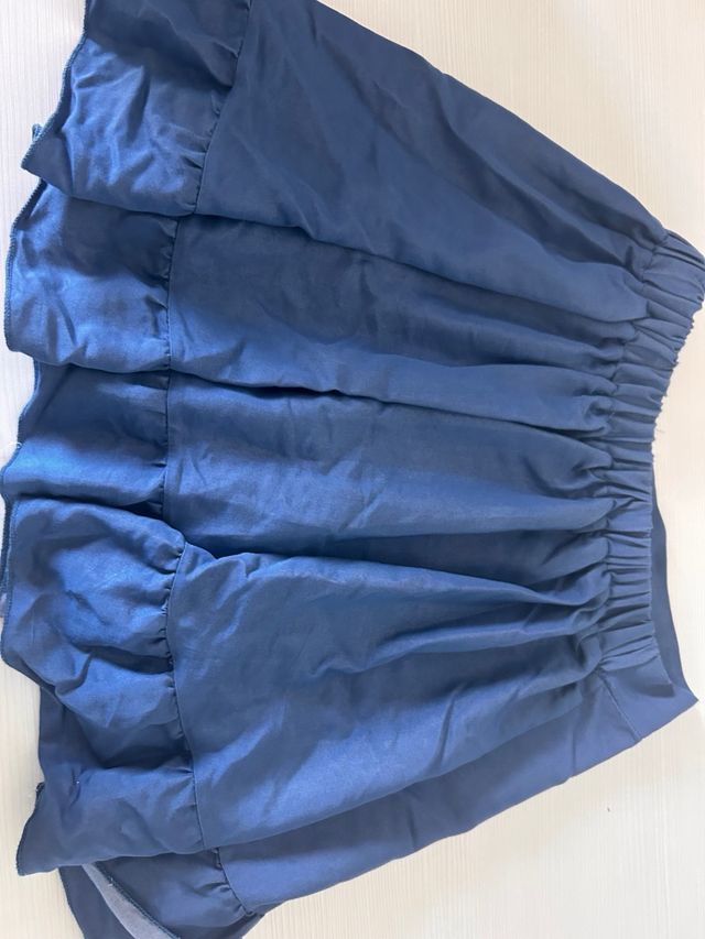 Falda azul con volantes