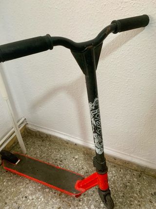 Patinete infantil rojo y negro