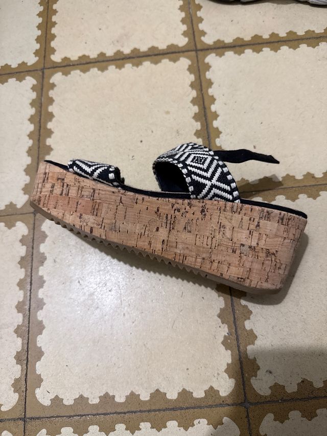 Sandalias MARYPAZ negras y blancas