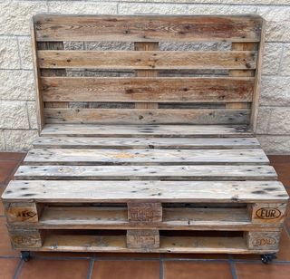 Bancos y mesa de palets con ruedas