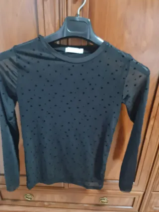 Camiseta negra transparente con estrellas