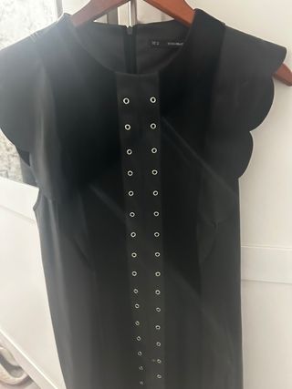 Vestido efecto cuero sin mangas afuera