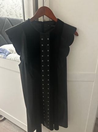 Vestido efecto cuero sin mangas afuera