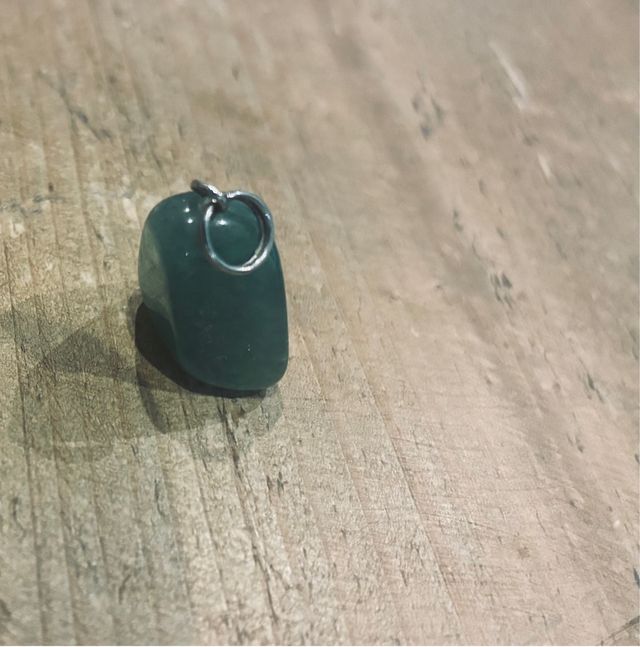 Colgante de piedra verde