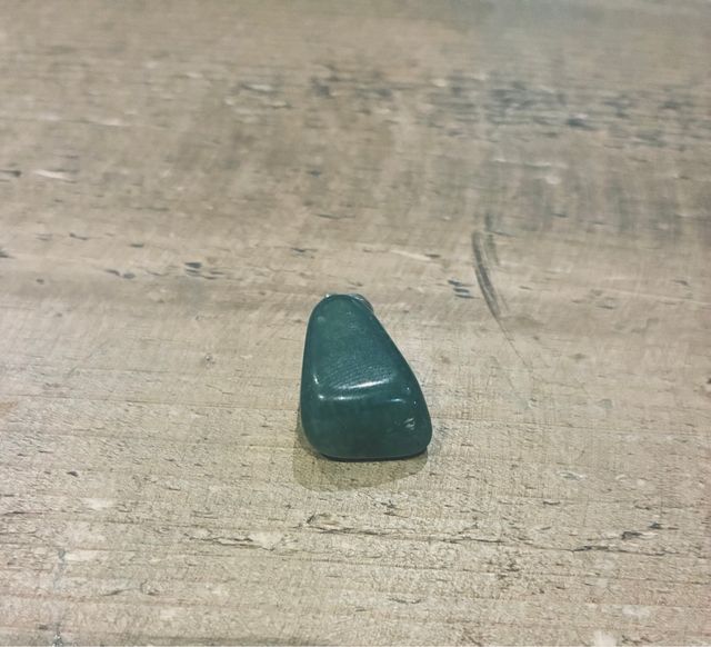Colgante de piedra verde