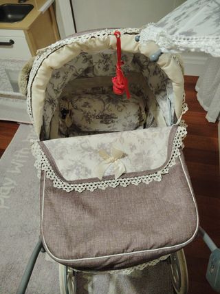 Carrito de muñecas antiguo con capota