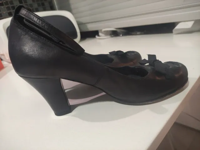 Zapatos de piel negros con lazo
