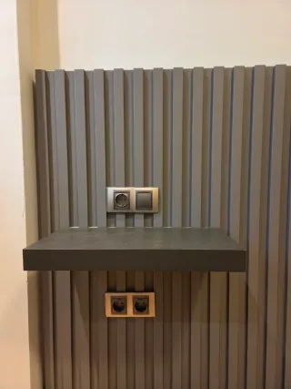 Cabecero estilo wall panel madera y plástico