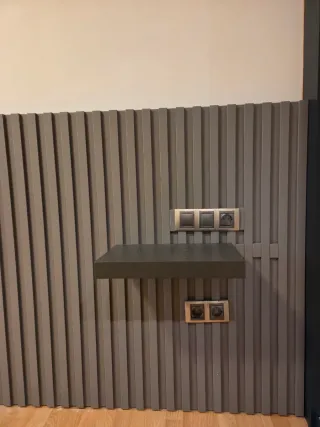 Cabecero estilo wall panel madera y plástico