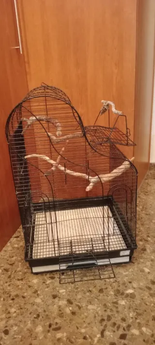Jaula grande para pájaros.