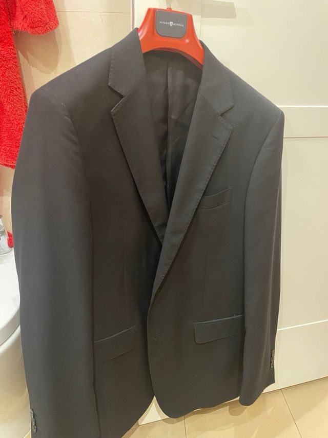 Traje Negro Álvaro Moreno