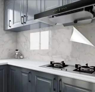 Papel adhesivo marmol blanco con vetas grises.