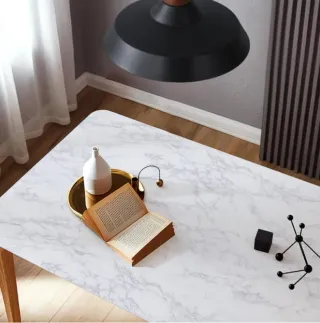 Papel adhesivo marmol blanco con vetas grises.